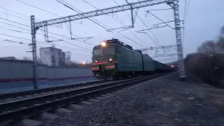 Товарный зелёный поезд ВЛ11-830А