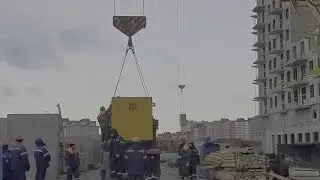Старый советский башенный кран КБ-503 который смог.Монтаж генератора почти на пределе.