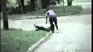 Женщина бьёт мужчину