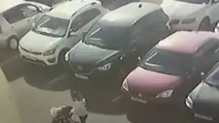 Девочка поцарапала машины на парковке