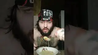 суп домашний мужик кушает