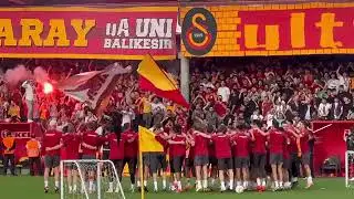 Florya'da taraftar ve futbolcular tek yürek 🧡 #galatasaray