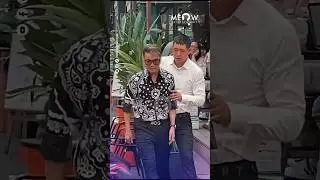 Siêu mẫu Bình Minh chu đáo đưa Đàm Vĩnh Hưng về chỗ ngồi rất lịch sự 