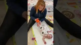 Грудничковый массаж стоп массажным мячиком