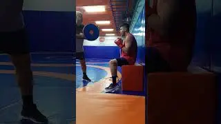 отработка ударов ,подьем с тумбы. старый боксер 59лет