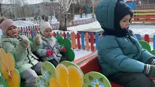 На Масленице развлекаемся, на лошадках с песнями катаемся)))
