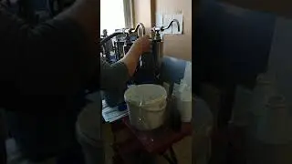 Розлив пенящихся продуктов при помощи дозатора УД-2