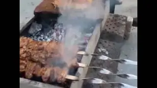 Шашлыки на импровизированным мангале