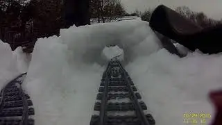 LEGO поезд едет по дороге в снегу.