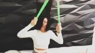 Катя Пицентий играет на барабанах