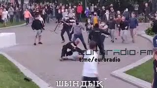 Народ избивает омоновцев и борется за свободу задержанных в Беларуси
