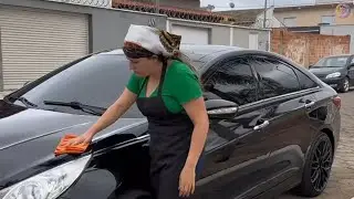 Noiva interesseira trata mal essa mulher sem imaginar que ela é a mãe de seu noivo.
