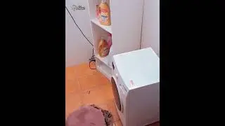 Bunda sedang menemani tukang servis memperbaiki mesin cucinya di dapur