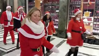 Galleria San Federico con i Babbi Natale