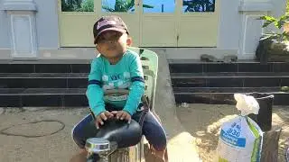 សុគន្ធរៀនធ្វើសម្លេងក្តក់នឹងទេសភាពមុខផ្ទះ