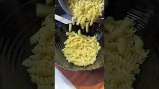 Salada de macarrão e grão de bico com atum