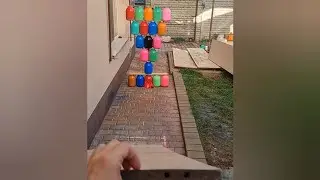 Шарик разбивает цветные банки 