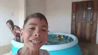 Brincadeira na piscina 