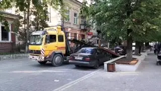 Автомобіль перешкоджав заїзду в двір будинку