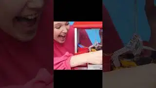 девочка выиграла автомат с конфетами.