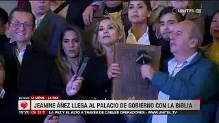 Jeanine Añez llega a Palacio de Gobierno junto a la biblia tras asumir la presidencia
