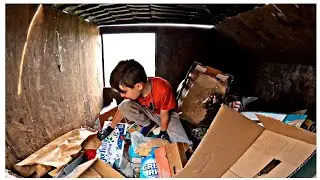 DUMPSTER DIVING - WE SCORED SO MUCH FOOD!