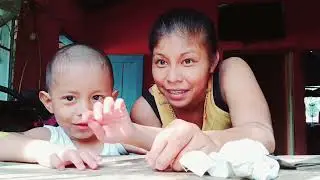 Lorena Cocinara un rico caldito para el almuerzo.