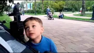 Саша и Сева танцуют на улице СОчи