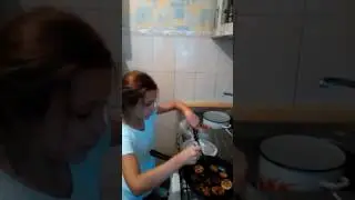 Тая готовит синие 3
