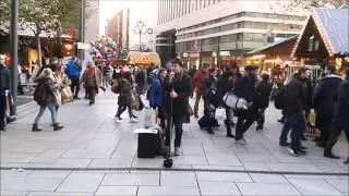 Straßenmusiker Frankfurt Mijo auf der Frankfurter Weihnachtsmarkt,