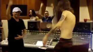 i Måneskin ascoltano I Wanna Be Your Slave in studio