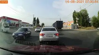 Вопрос по ПДД.Проезд перекрестков.Кто прав-регистратор или водитель Шевроле Нивы справа?