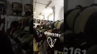 Вика Берникова выбирает кресло