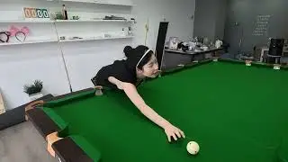 来看看我们家可爱贝贝的打台球风采，笑起来特别甜