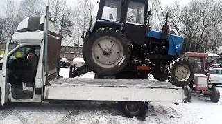 Экстремальная разгрузка синего трактора БЕЛАРУС МТЗ 82 краном