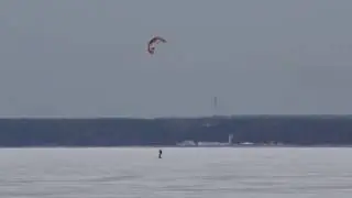Сноукайтинг на Финском заливе (катание на лыжах с парашютом).