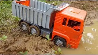 truk Batubara terjebur ke gobangan