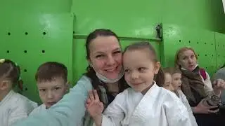 Продолжаем обшивать крыльцо. Дашины первые соревнования! Едем к родителям и в Шаманку.