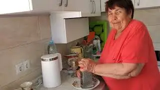 Мама готовит вкусный суп как в детстве 🍝🥣😊