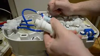 Вытекает вода из бачка фильтр Морион DWM-101S от Аквафор. Показываю, как устранить не исправность