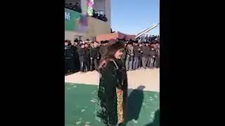 Унвон сохибаси Хосила Рахимова от устида куйлашга таёрланмоқда...