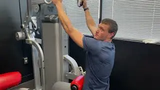 Lat focused machine pulldown