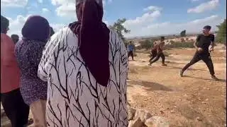 Des colons attaquent des familles palestiniennes à l'intérieur de Khirbet Susiya à Masafer Yatta.