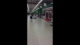 Алина катается на тележке