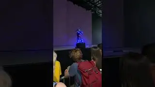 смотри на выступлении во время начало шоу у хищника слетела маска, световое лазерное шоу москва!