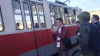 Трамвай ЛМ-68 уезжает с SPBTRANSPORTFEST 2023