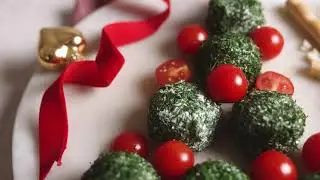 Новогодние шарики из черри - ПП-закуска на праздничном столе