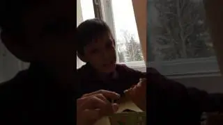 Пацан лижет ...