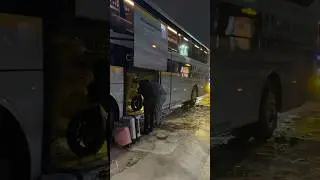 Proses menaikkan motor ke dalam bus Citi Trans | 