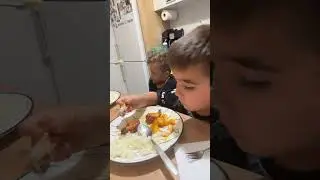 Anne Onur a zar zor yemek yediriyor 